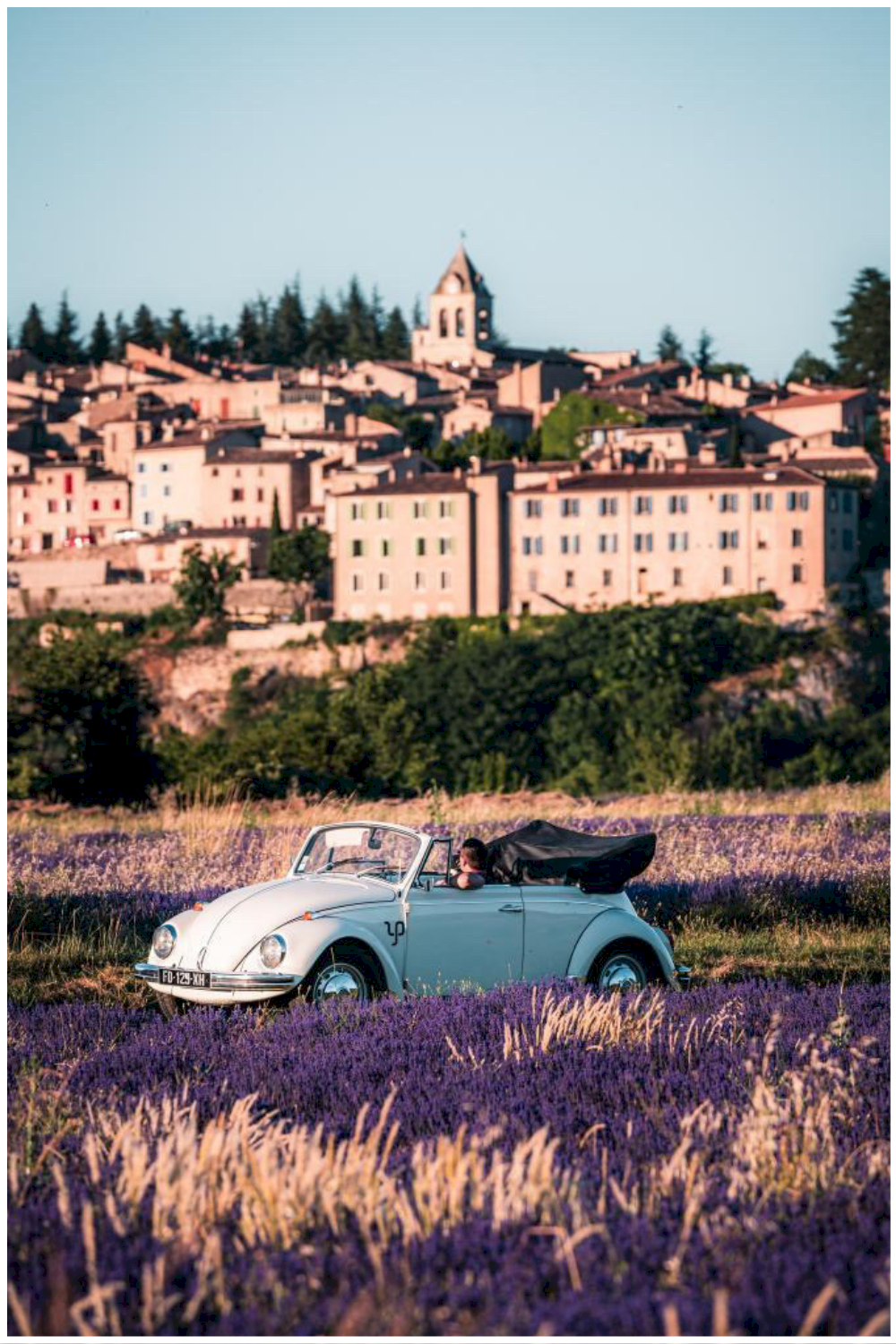 village, champs de lavande et voiture vintage en Provence