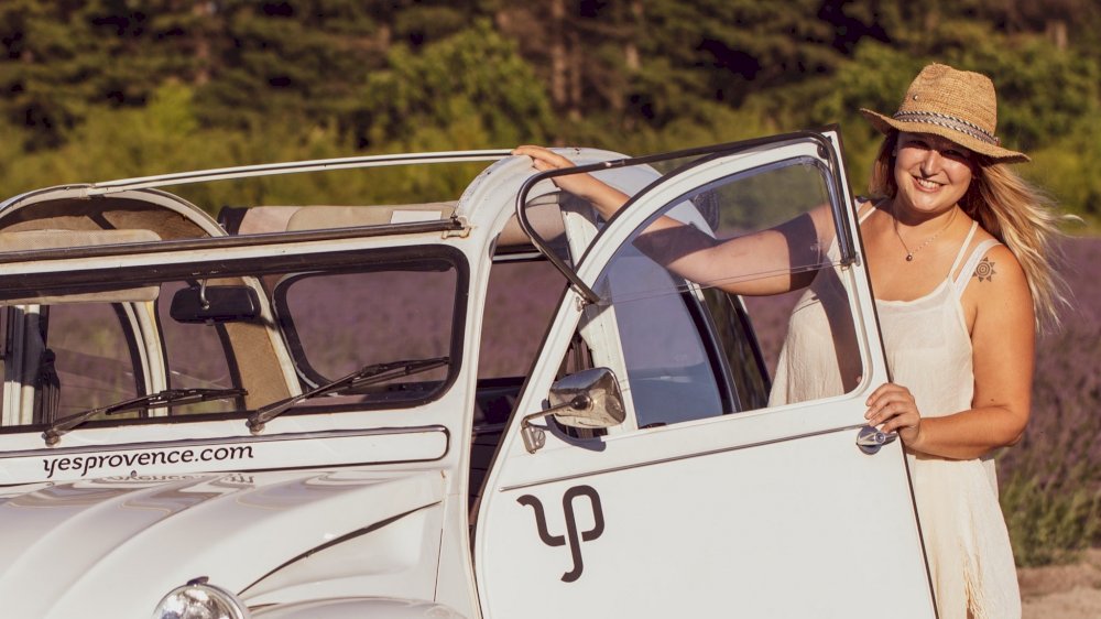 Riri ou la belle vie parle de nous avec une 2cv dans le Vaucluse Riri ou la belle vie parle de nous avec une 2cv dans le Vaucluse