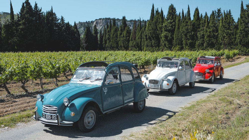 Agence française de développement du tourisme parle des 2CV en Provence Agence française de développement du tourisme parle des 2CV en Provence
