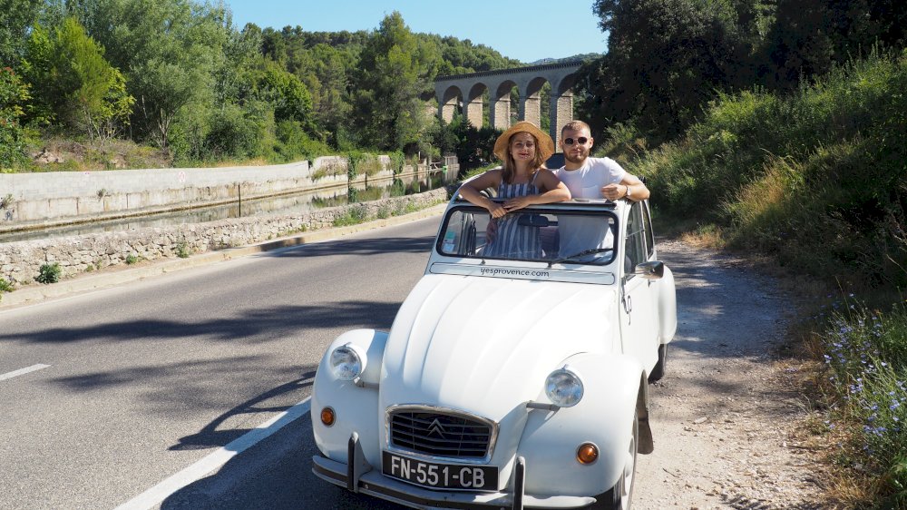 Un jour et un village en Provence a testé pour vous la 2cv dans notre belle Provence Un jour et un village en Provence a testé pour vous la 2cv dans notre belle Provence