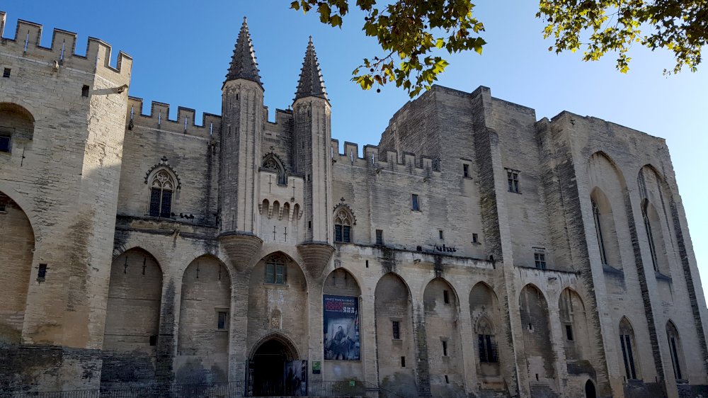 Avignon, historical city to discover in a classic car