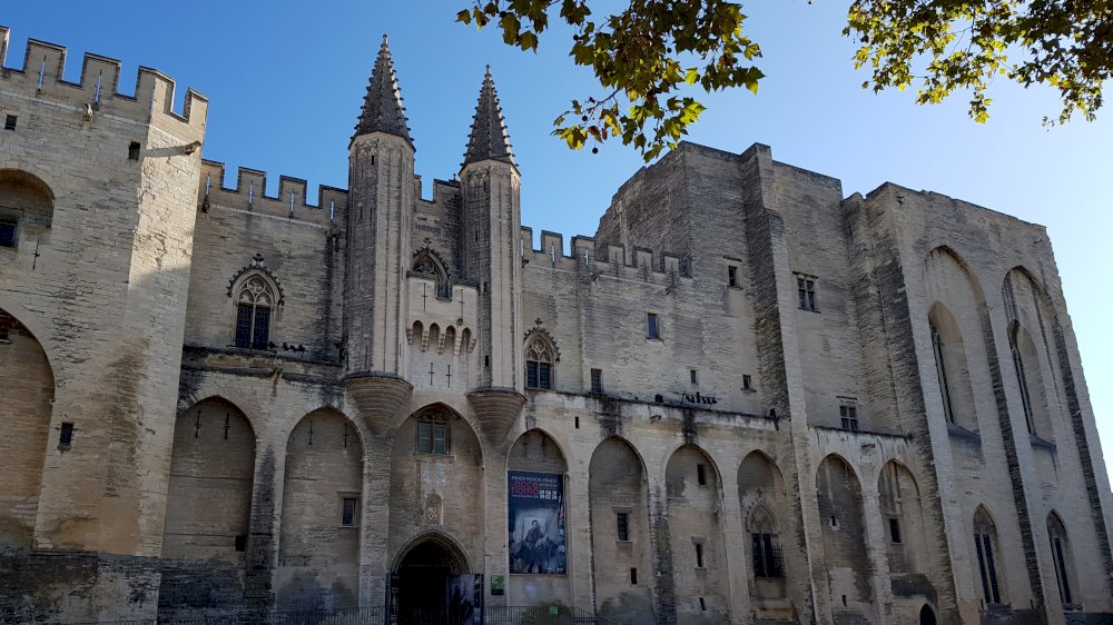 Avignon, cité historique à découvrir en voiture vintage